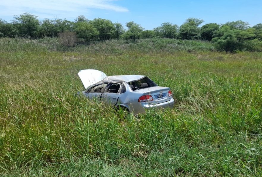 La Paquita: Automóvil volcó y sus ocupantes sufrieron lesiones leves