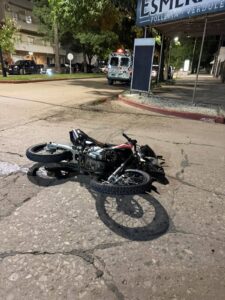Morteros 🚨 Un motociclista resultó lesionado grave en un accidente