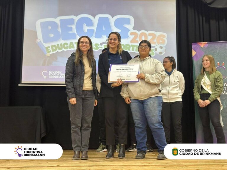 El Gobierno de Brinkmann entregó becas educativas y deportivas