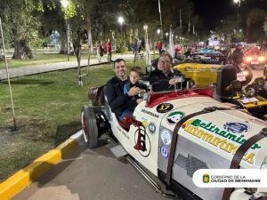 Bandera de largada para la 4ª Vuelta Histórica de las Baquets