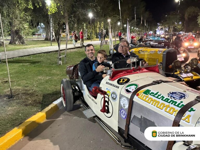 Bandera de largada para la 4ª Vuelta Histórica de las Baquets