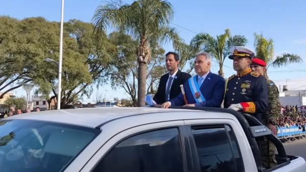Llaryora preside los actos patrios desde Villa Nueva