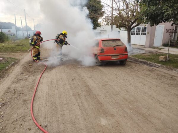 Morteros: Bomberos extinguieron fuego en un vehículo