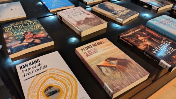 Biblioteca expone libros adquiridos en la Feria Internacional