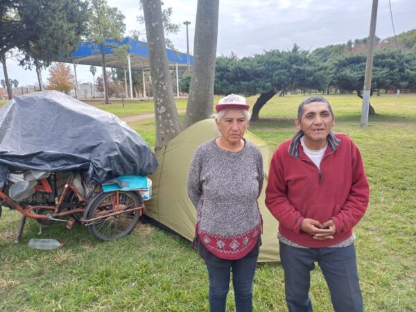 Viajeros por necesidad: residían en Merlo, viajan en bici y tienen Brasil como destino