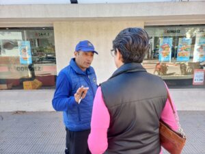 Guardia Local informa en la vía pública sobre el programa Ojos En Alerta