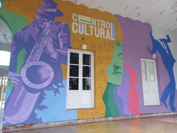Pintan la fachada principal del Centro Cultural