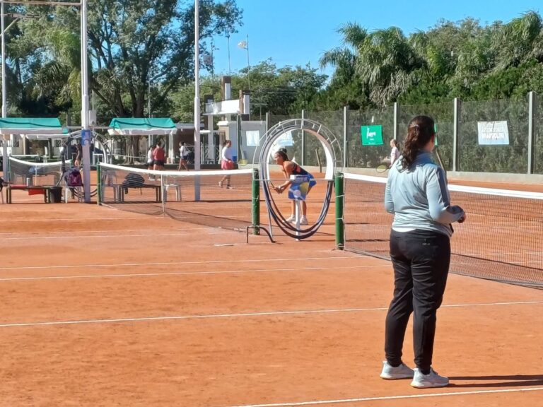 Tiro Federal concreta una nueva edición del Torneo Doble Damas de tenis.