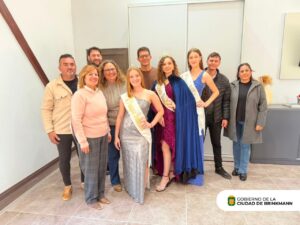 Reina y Princesas entregaron sus atributos