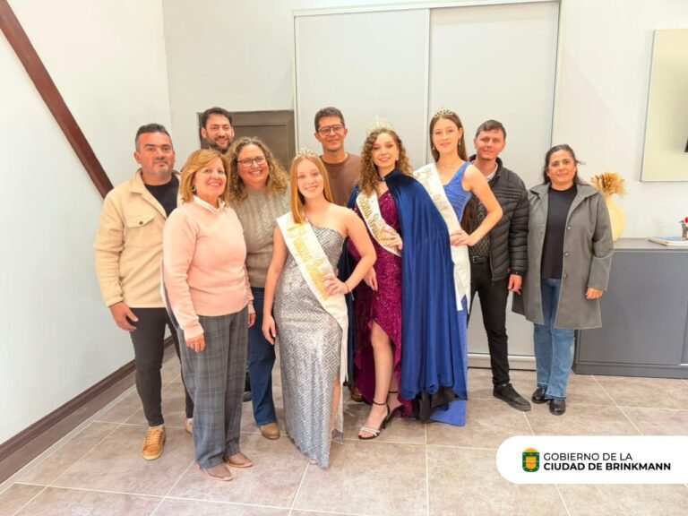 Reina y Princesas entregaron sus atributos