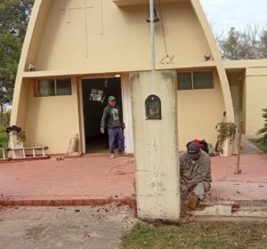 Comenzaron a restaurar la capilla de 10 de Julio