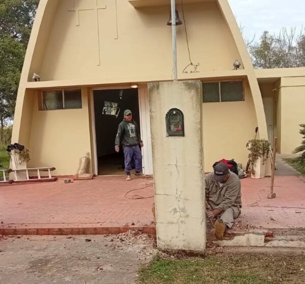 Comenzaron a restaurar la capilla de 10 de Julio