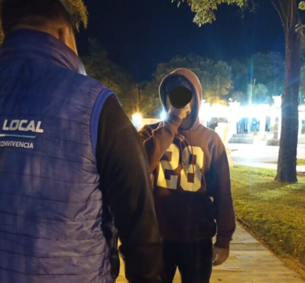 Morteros: trasladan a sede policial a menor que se movilizó por el techo de una casa y luego amenazó a personal de seguridad
