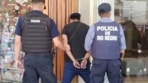 Balnearia 🚨Aprehendieron a un joven por arrojar pirotecnia