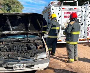 Morteros: Bomberos realizaron tareas de prevención tras controlar un incendio vehicular