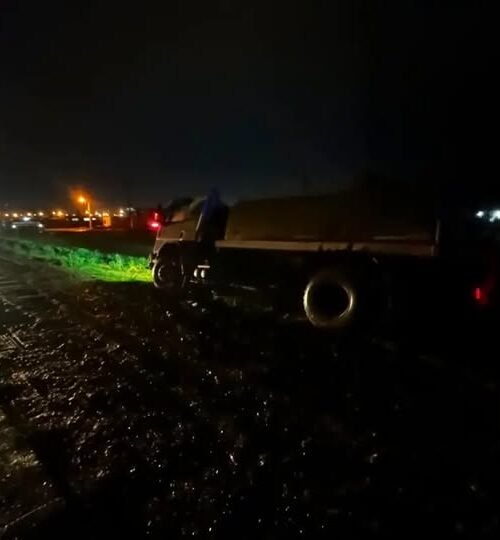 Bomberos colaboraron con un camionero que quedó atascado en la banquina