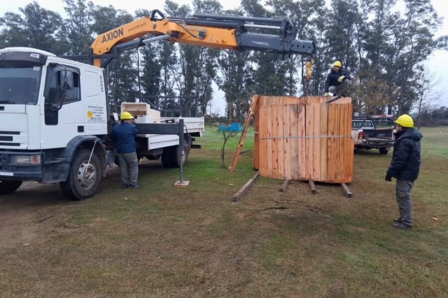 La Provincia aportó materiales para optimizar del servicio eléctrico de Las Varas y Laspiur