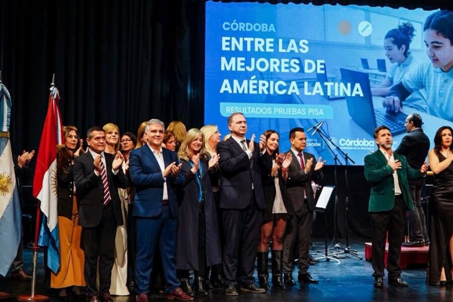 Llaryora reconoció a los docentes por los resultados de Córdoba en las pruebas PISA