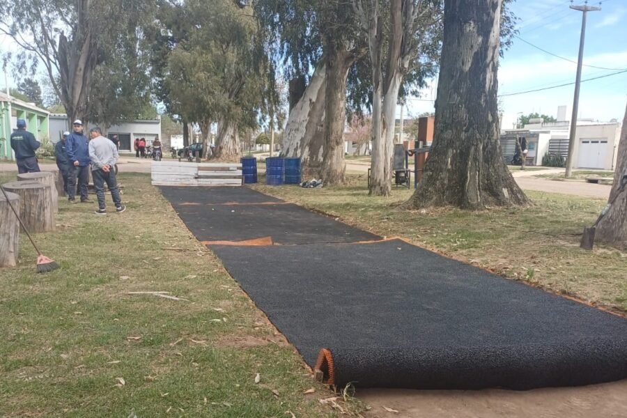 Rivarosa S.A. dona material para hacer el piso nuevo de la cancha de bochas del Hogar de Día