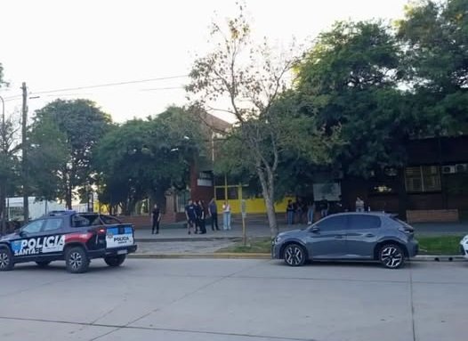 San Cristóbal: tras una detonación, estudiantes de la escuela Mariano Moreno entraron en pánico, saltaron de un primer piso y sufrieron lesiones leves…