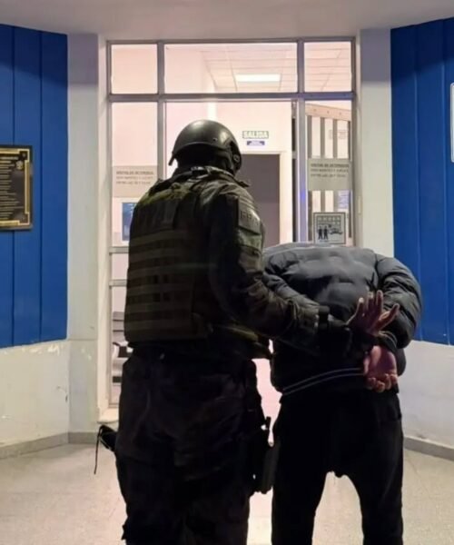 Brinkmann 🚨Tres detenidos en 5 allanamie tos con secuestro de drogas