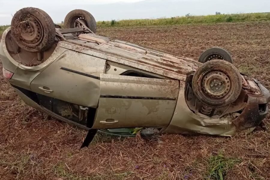Porteña 🚨Tras volcar el auto, salió ileso