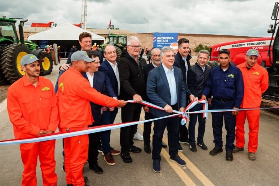 Llaryora inauguró un tramo de la Autopista 19 y destacó el empleo que genera la obra pública