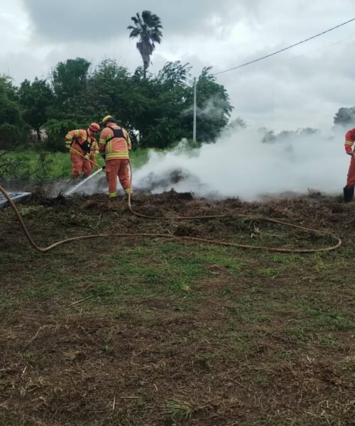 Morteros: bomberos extinguieron incendio de pastizales en el sector este