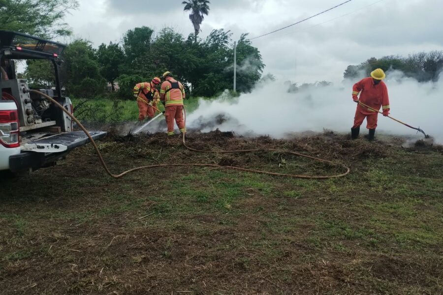 Morteros: bomberos extinguieron incendio de pastizales en el sector este