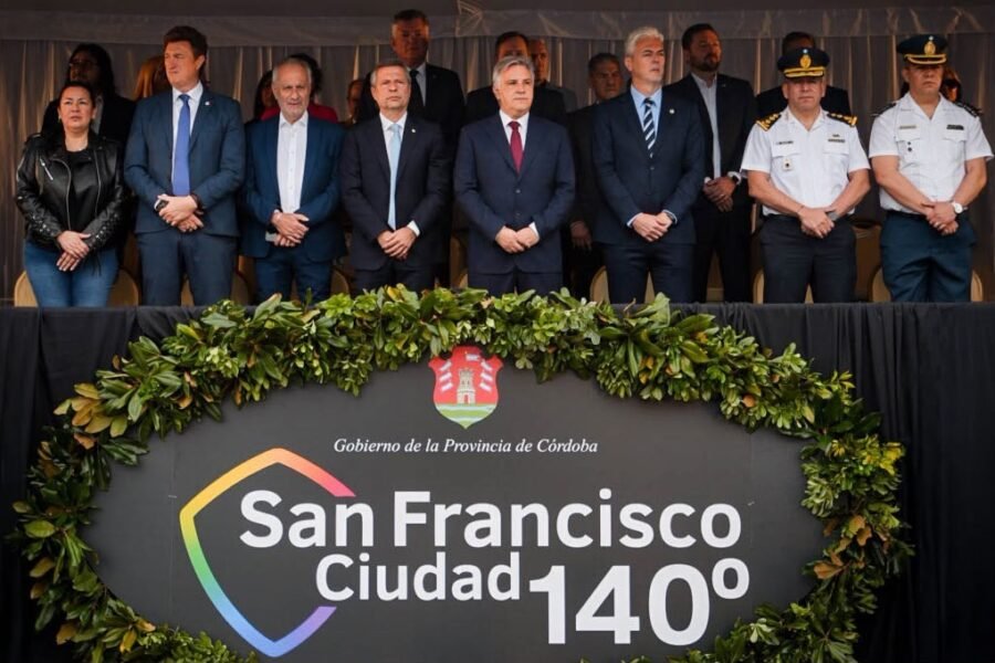 San Francisco: Llaryora encabezó el desfile cívico militar por el 140° aniversario de la ciudad